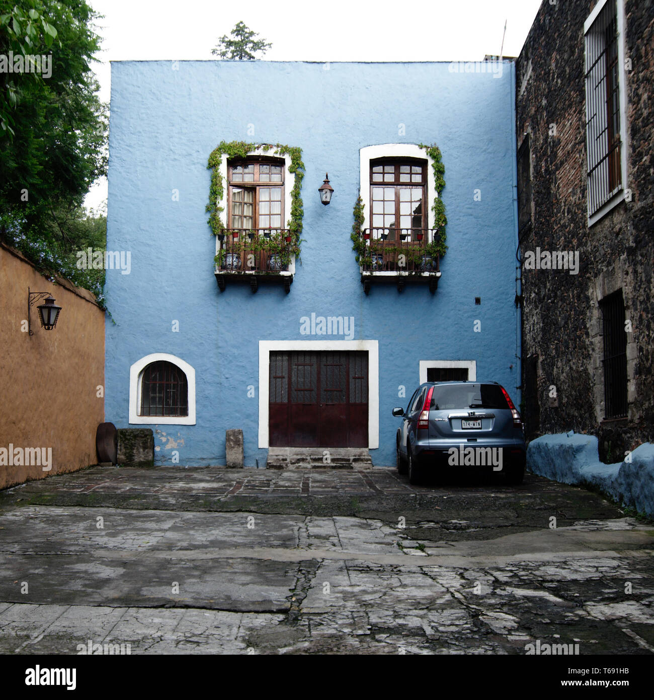 Mexiko City, Mexiko - 2019: Ein traditionelles Haus im San Angel Bezirk, in dem die typischen architektonischen Stil dieser Nachbarschaft. Stockfoto