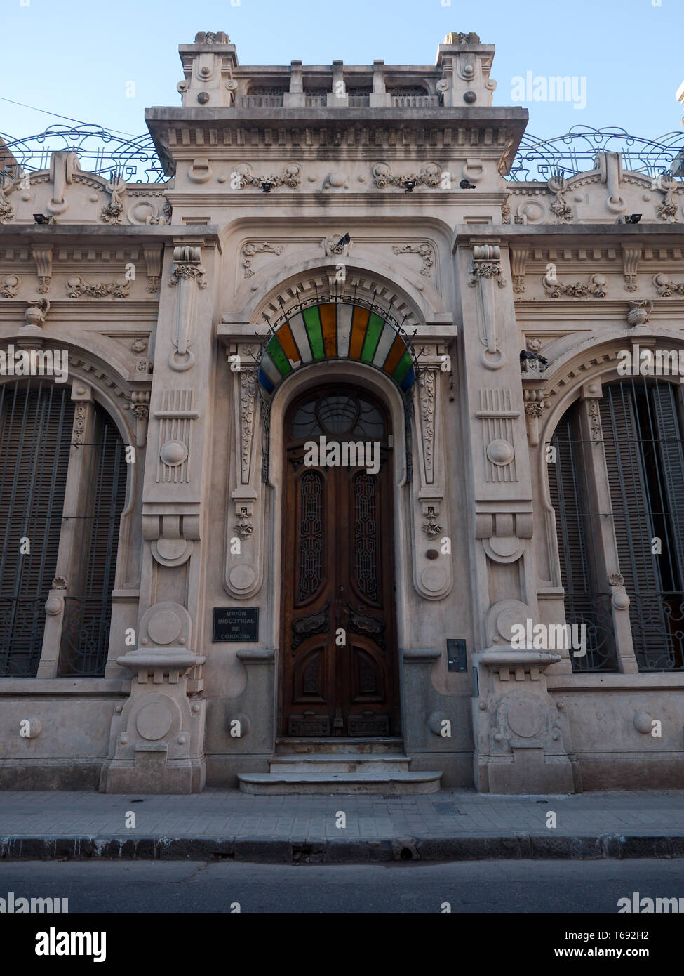 Stadt Cordoba, Cordoba, Argentinien - 2019: Ein traditionelles Haus in der Nähe der Innenstadt zeigt die typischen architektonischen Stil dieser Stadt. Stockfoto