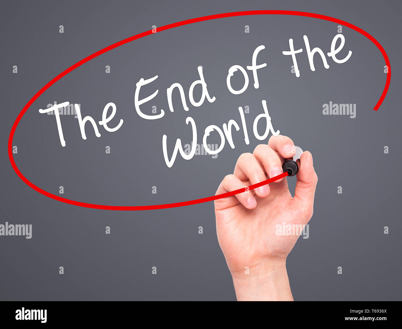 Mann Hand schreiben ans Ende der Welt mit schwarzem Marker auf visuelle Bildschirm Stockfoto