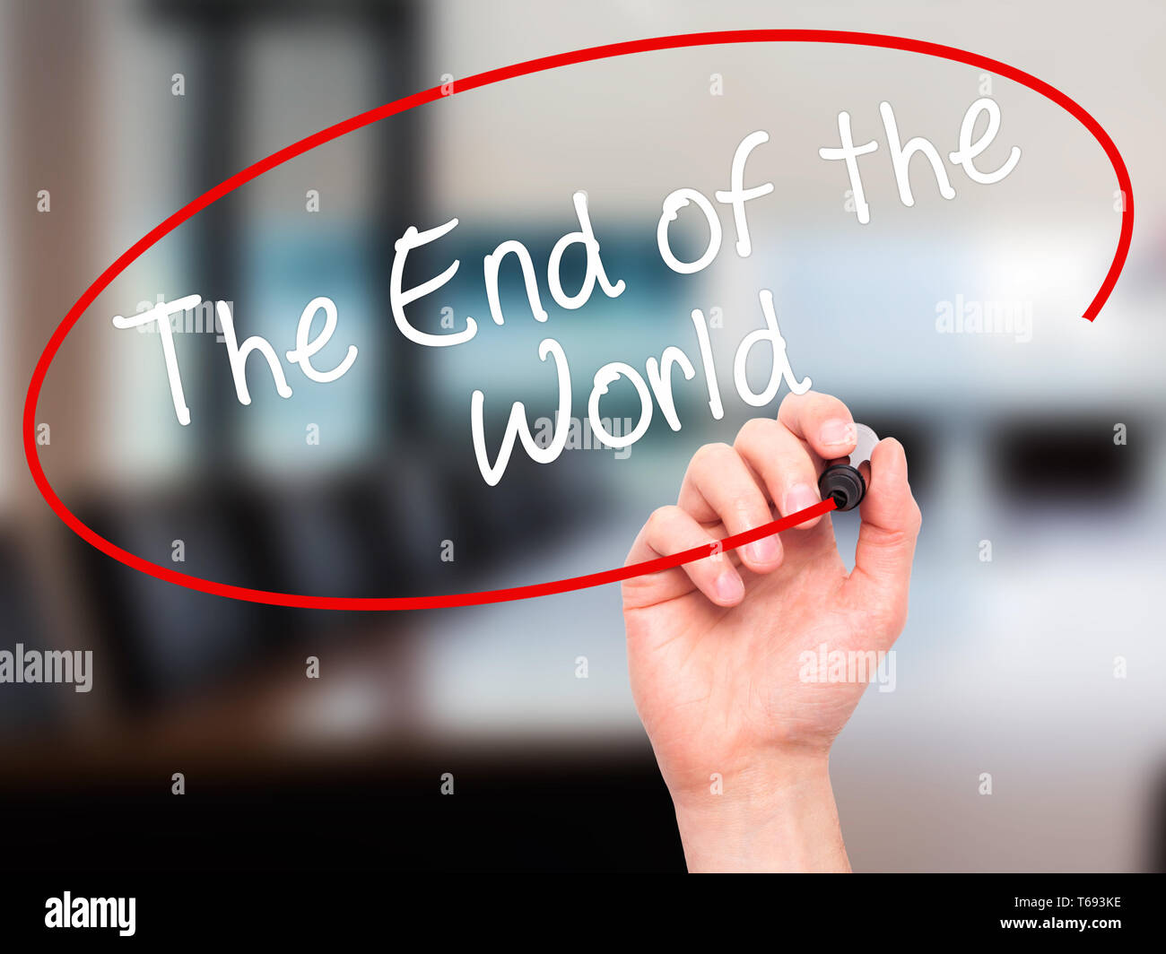 Mann Hand schreiben ans Ende der Welt mit schwarzem Marker auf visuelle Bildschirm Stockfoto