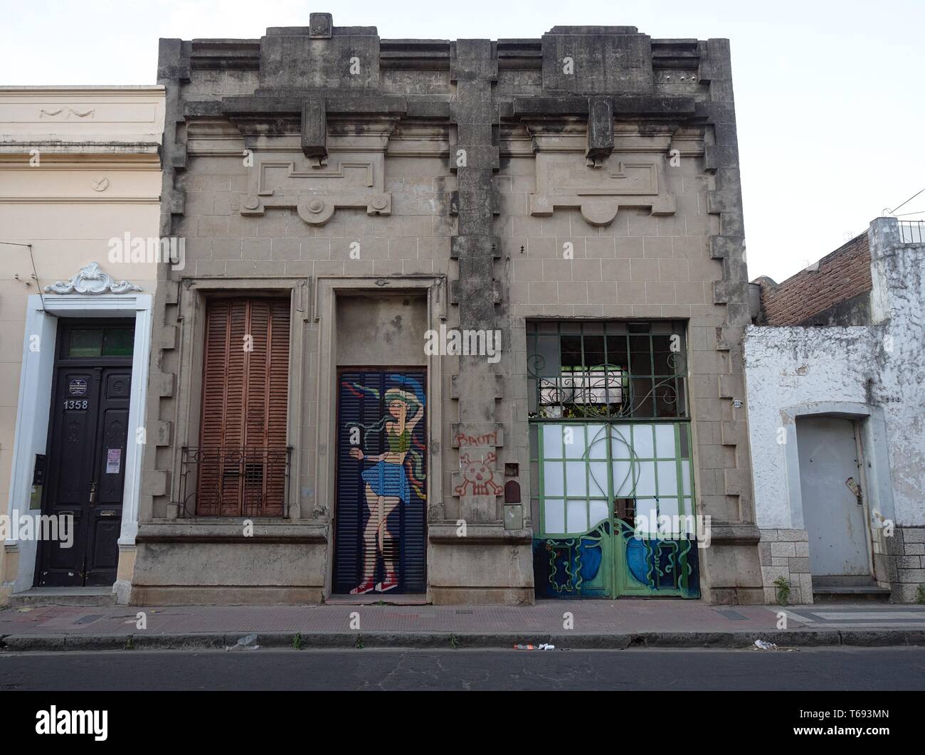 Stadt Cordoba, Cordoba, Argentinien - 2019: Ein traditionelles Haus in der Nähe der Innenstadt zeigt die typischen architektonischen Stil dieser Stadt. Stockfoto