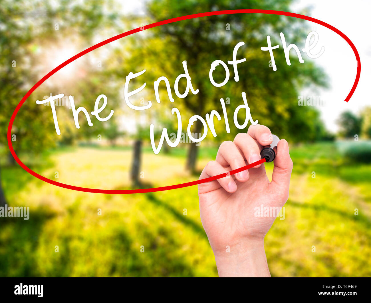 Mann Hand schreiben ans Ende der Welt mit schwarzem Marker auf visuelle Bildschirm Stockfoto