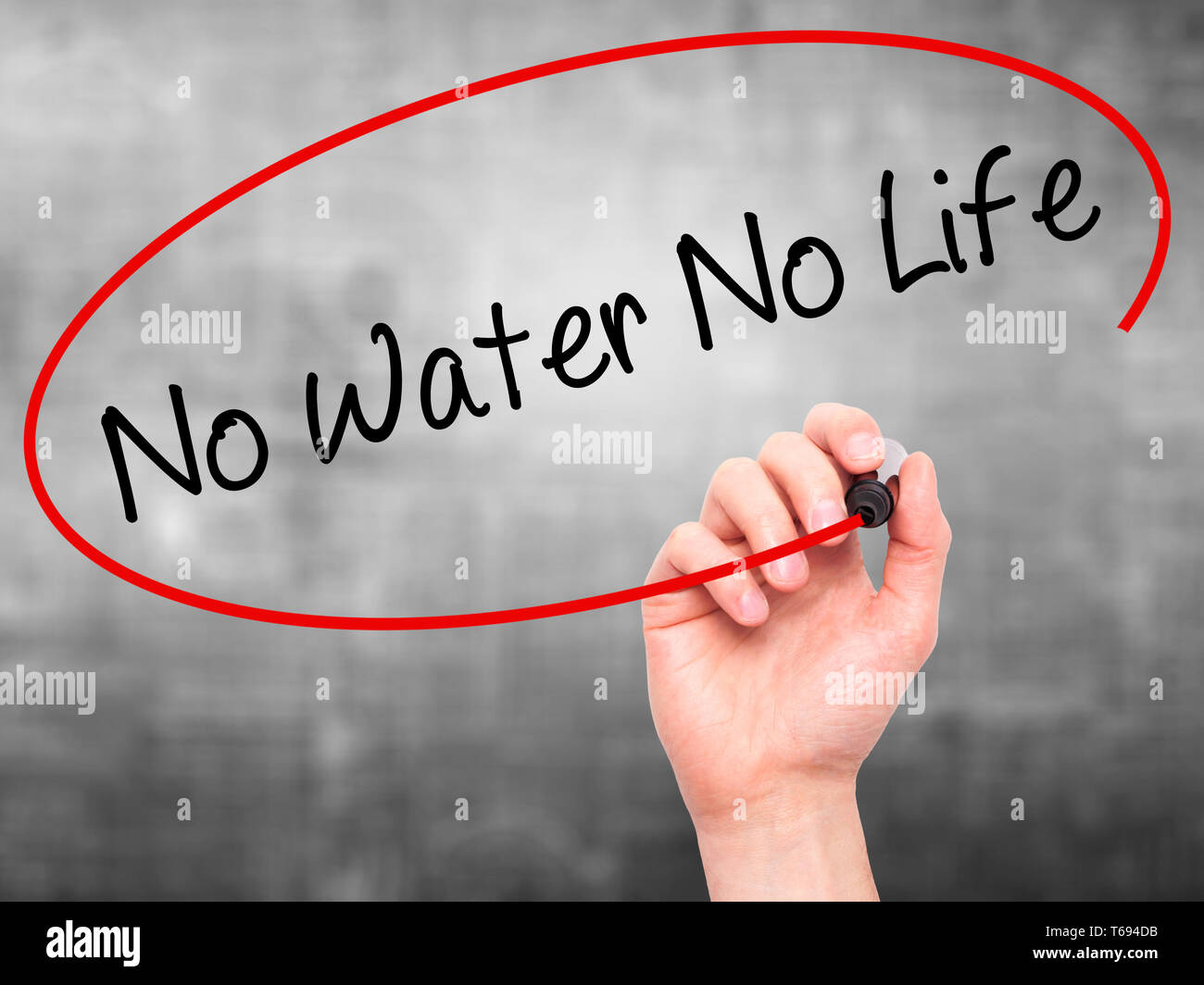 Mann Hand schreiben ohne Wasser kein Leben mit schwarzem Marker auf visuelle Bildschirm Stockfoto