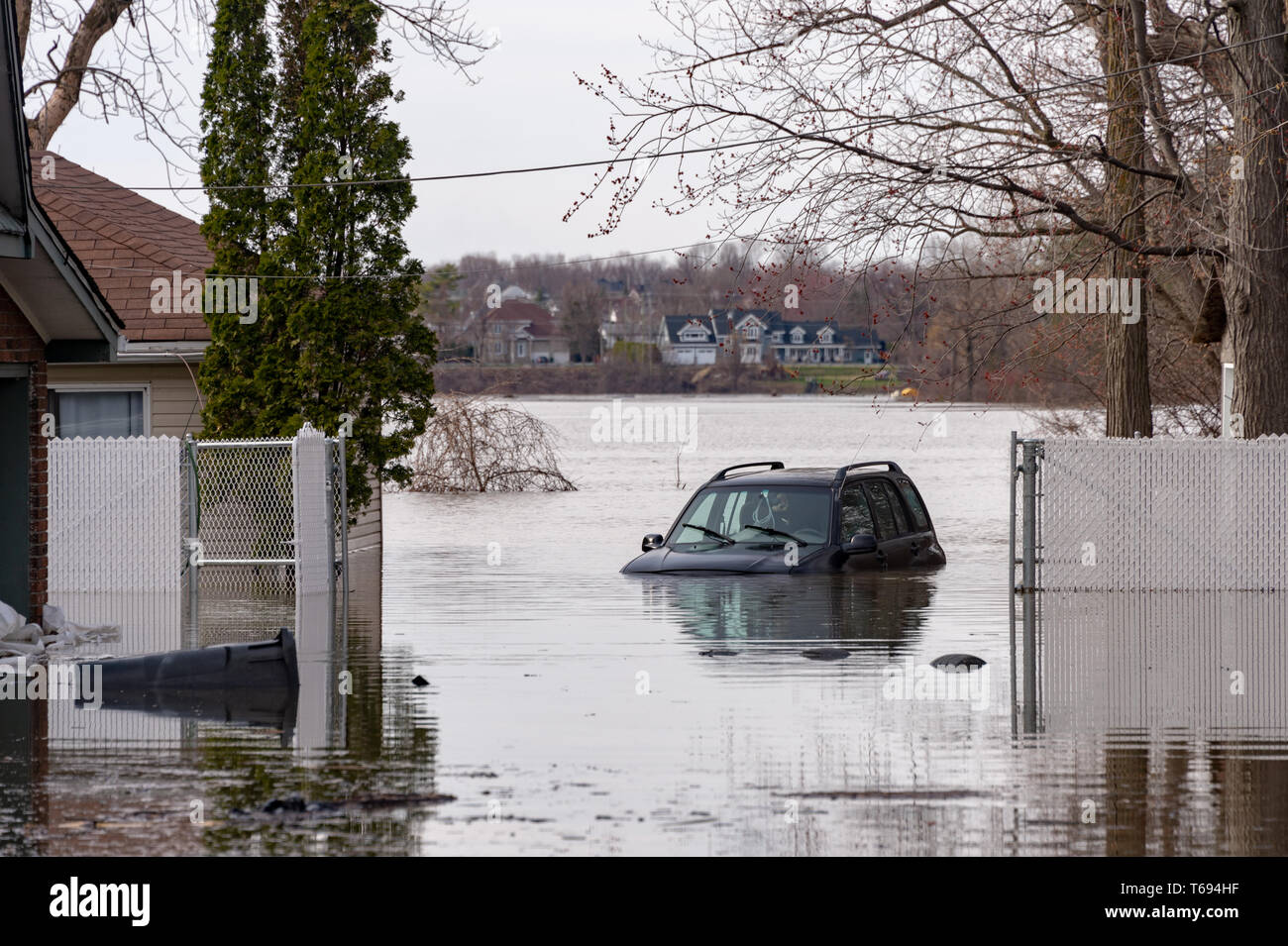 Auto unter Wasser in der Nähe von Montreal, im Frühling Überschwemmungen in 2019 Stockfoto