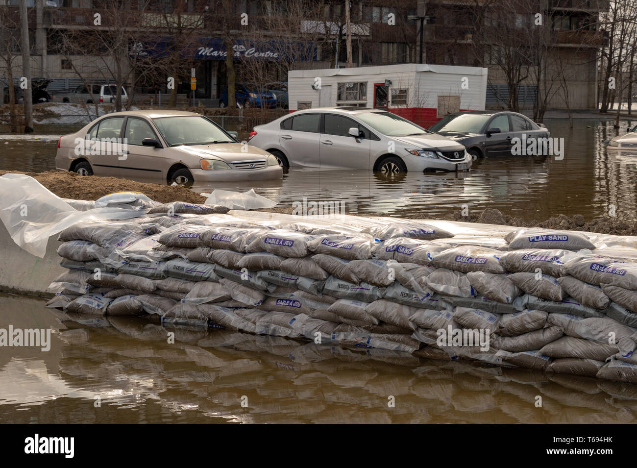 Pierrefonds-Roxboro, Quebec, Kanada - 29 April 2019: Autos im Frühjahr Hochwasser überflutet Stockfoto