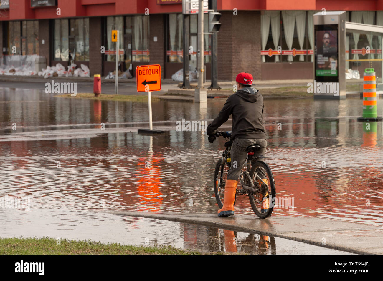 Pierrefonds-Roxboro, Quebec, Kanada - 29 April 2019: Menschen in einem versunkenen Straße im Frühjahr Hochwasser Stockfoto