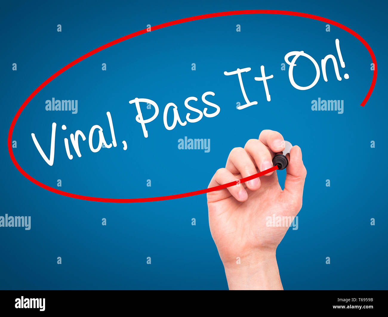 Mann Hand schreiben Virale, pass auf! Mit schwarzem Marker auf visuelle Bildschirm. Stockfoto