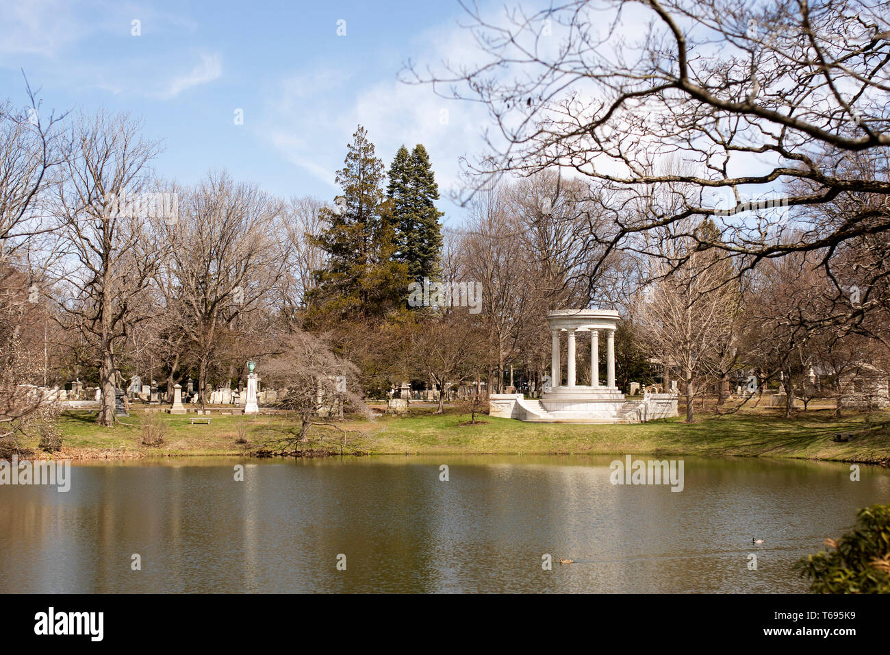 Blick über den Halcyon Lake zum Mary Baker Eddy Monument an einem Frühlingstag auf dem Mount Auburn Cemetery in Cambridge, Massachusetts, USA. Stockfoto