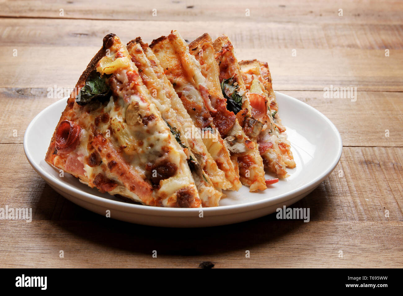 Pizza Slices auf Platte auf Holz- Hintergrund Stockfoto