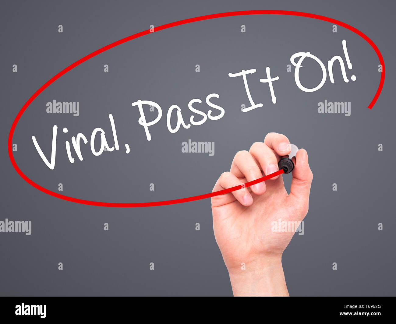 Mann Hand schreiben Virale, pass auf! Mit schwarzem Marker auf visuelle Bildschirm. Stockfoto