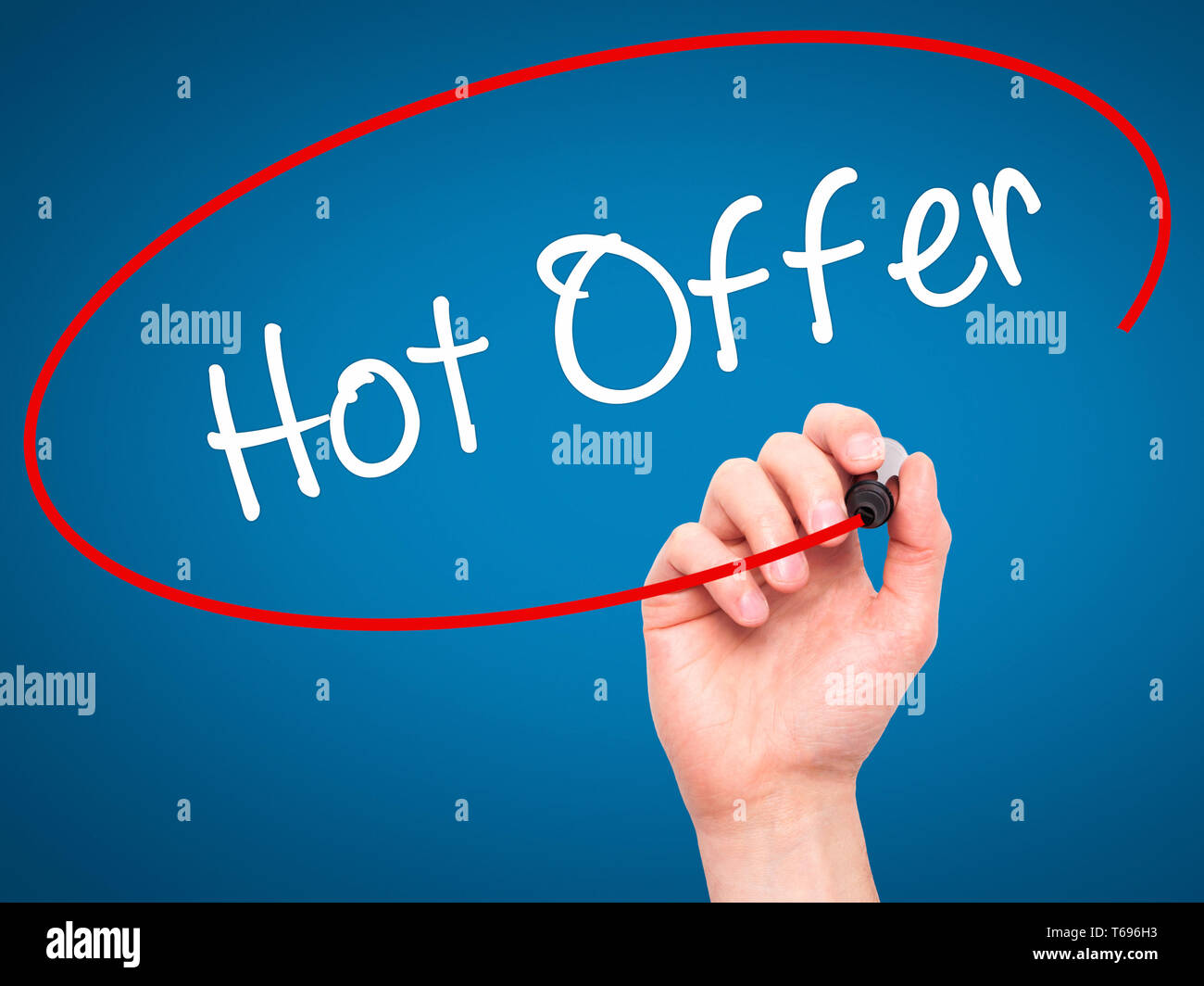 Mann Hand schreiben Angebot mit schwarzem Marker auf visuelle Bildschirm. Stockfoto