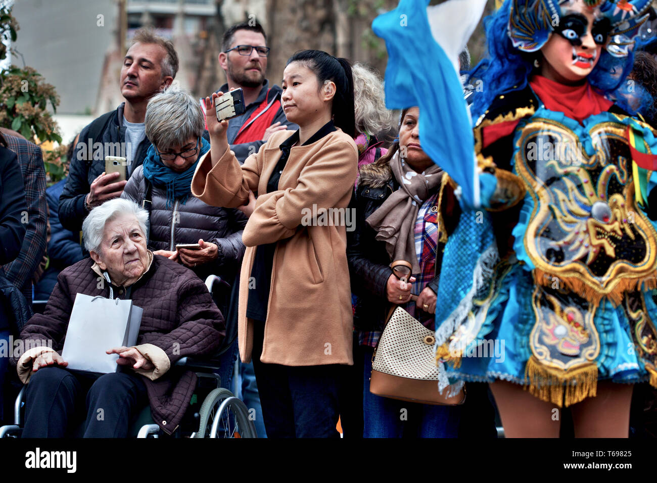 Umstehende Personen South American Prozession, Barcelona, Spanien. Stockfoto