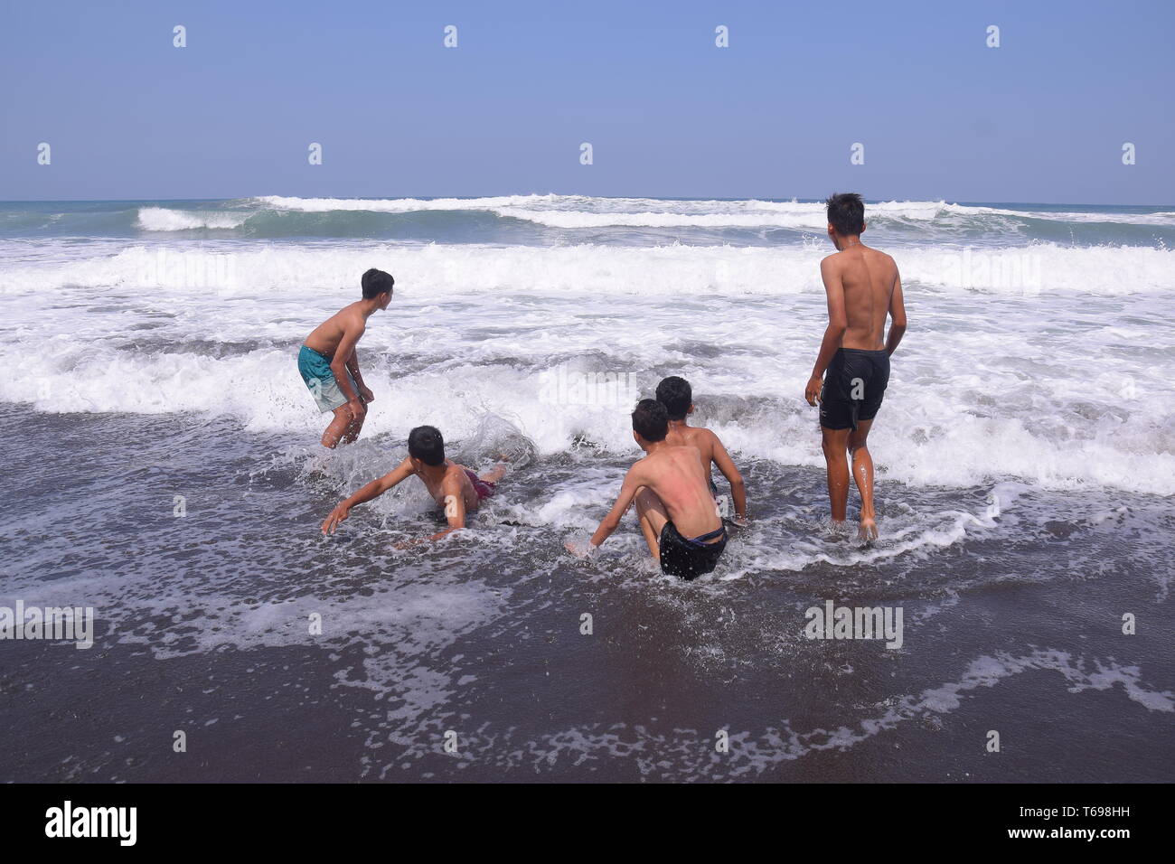 Pantai Jatimalang, spielt Wasser am Strand ist sehr angenehm, plus sehen die traditionelle Fischerei activitiesblue Stockfoto