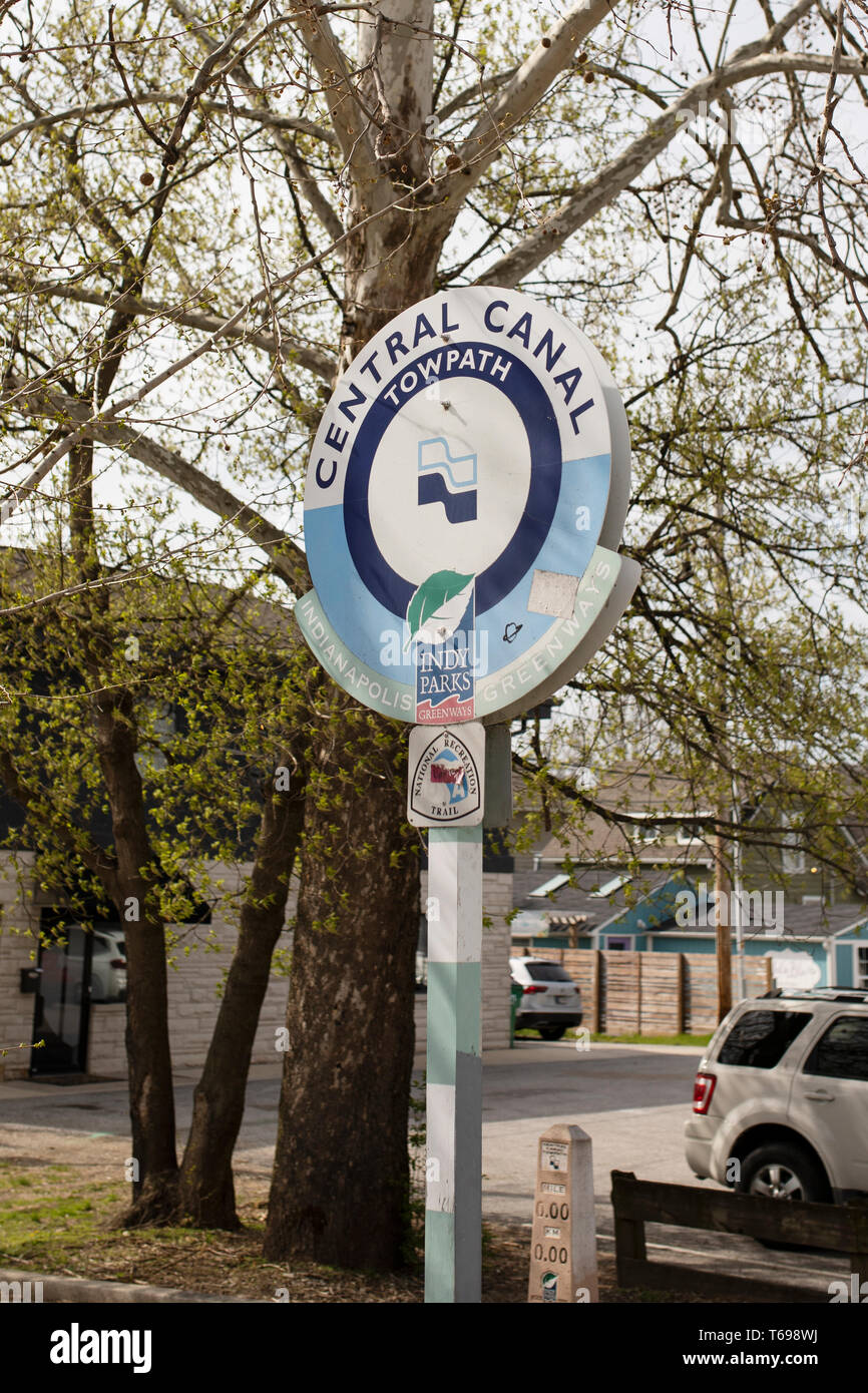 Schild für den Central Canal Trawpath Trail, der von Indy Parks in der Breiten Welligkeit von Indianapolis, Indiana, USA, geführt wird. Stockfoto