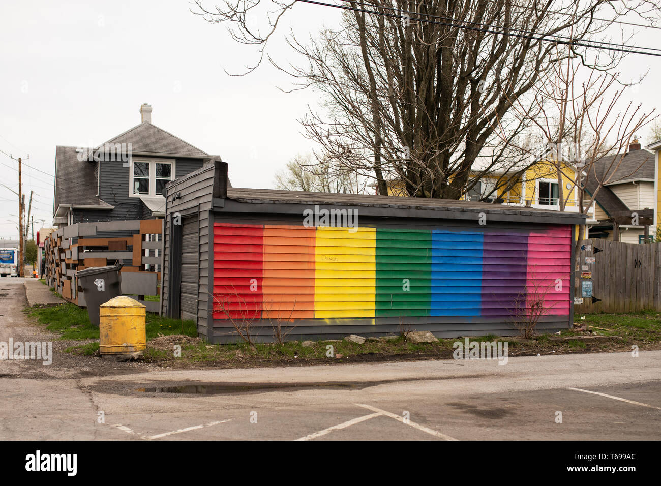 Eine Garage mit ein Stolz der Regenbogen im historischen Fountain Square Nachbarschaft in Indianapolis, Indiana, USA gemalt. Stockfoto