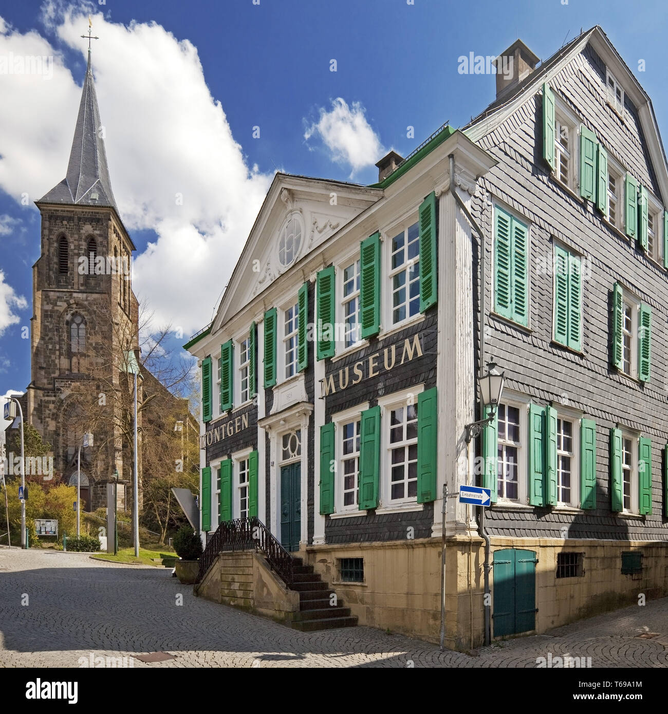 Deutsche Roentgen-Museum mit Kirche St. Bonaventura, Remscheid, Nordrhein-Westfalen, Deutschland Stockfoto