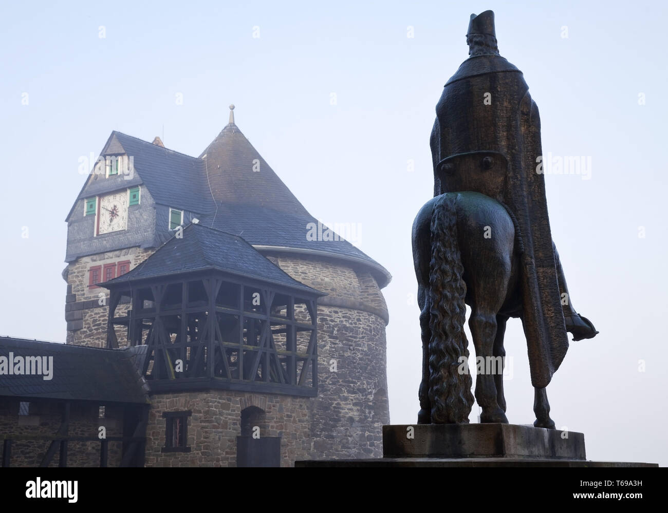 Batterie Turm der Burg mit Reiter Statue von Erzbischof Engelbert II., Solingen, Deutschland, Europa Stockfoto