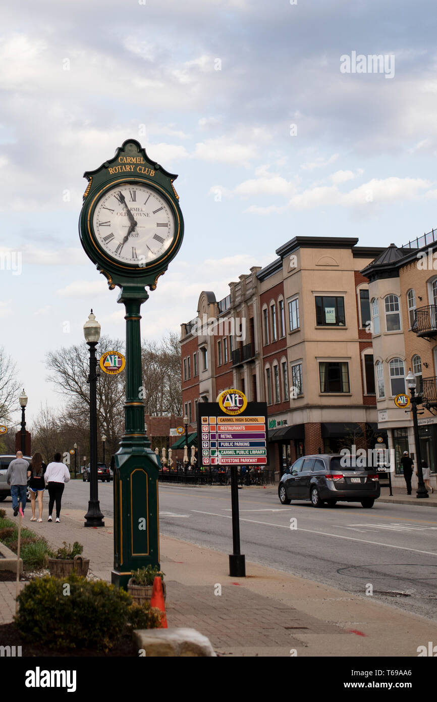 Der Rotary Club Uhr in Kunst und Design District auf der West Main Street in Downtown Carmel, Indiana, USA. Stockfoto