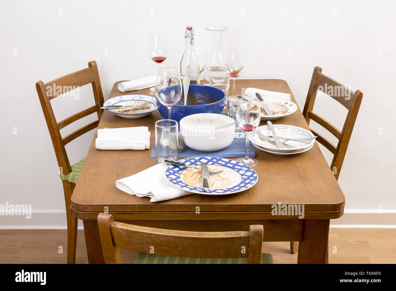 Tisch mit zwei Stühlen und schmutziges Geschirr auf es Stockfoto