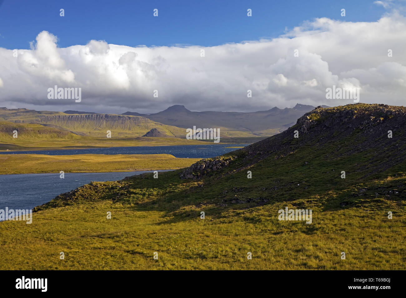 Landschaft von Svinafell und zum See Oddastadavatn, Snaefellsnes, Island anzeigen Stockfoto
