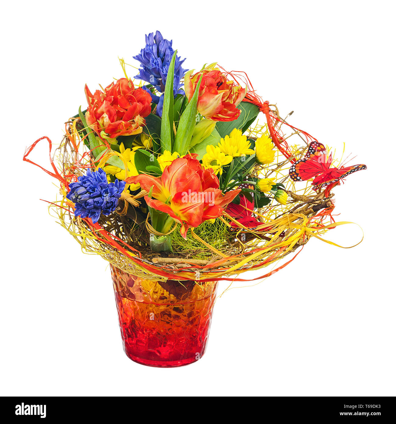 Bunter Blumenstrauß in Vase Rot auf weißem Hintergrund. Stockfoto