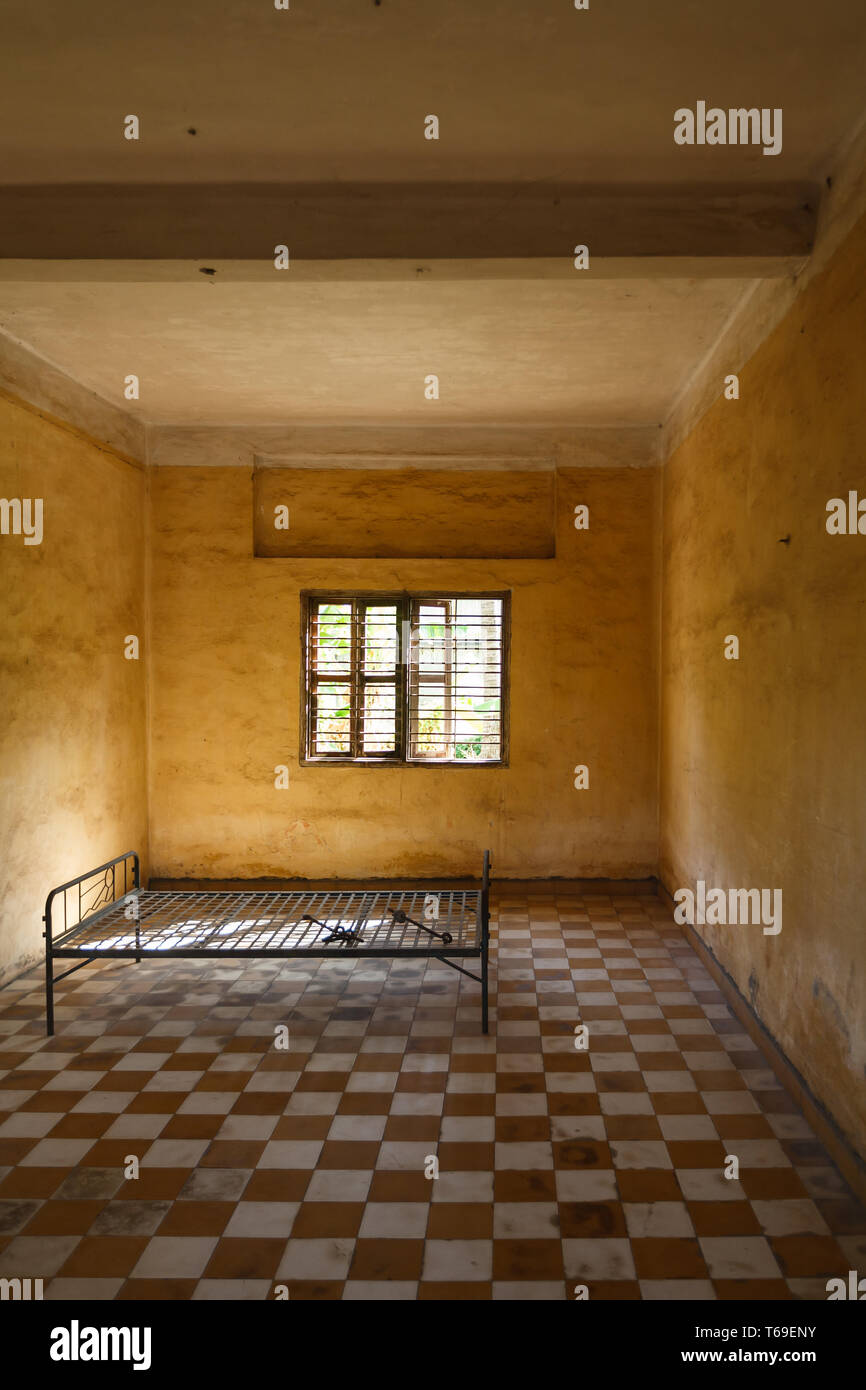 Blick aus Schlafzimmer mit Balken auf Fenster Phnom Penh Kambodscha, Bett hat keine Matratze Stockfoto