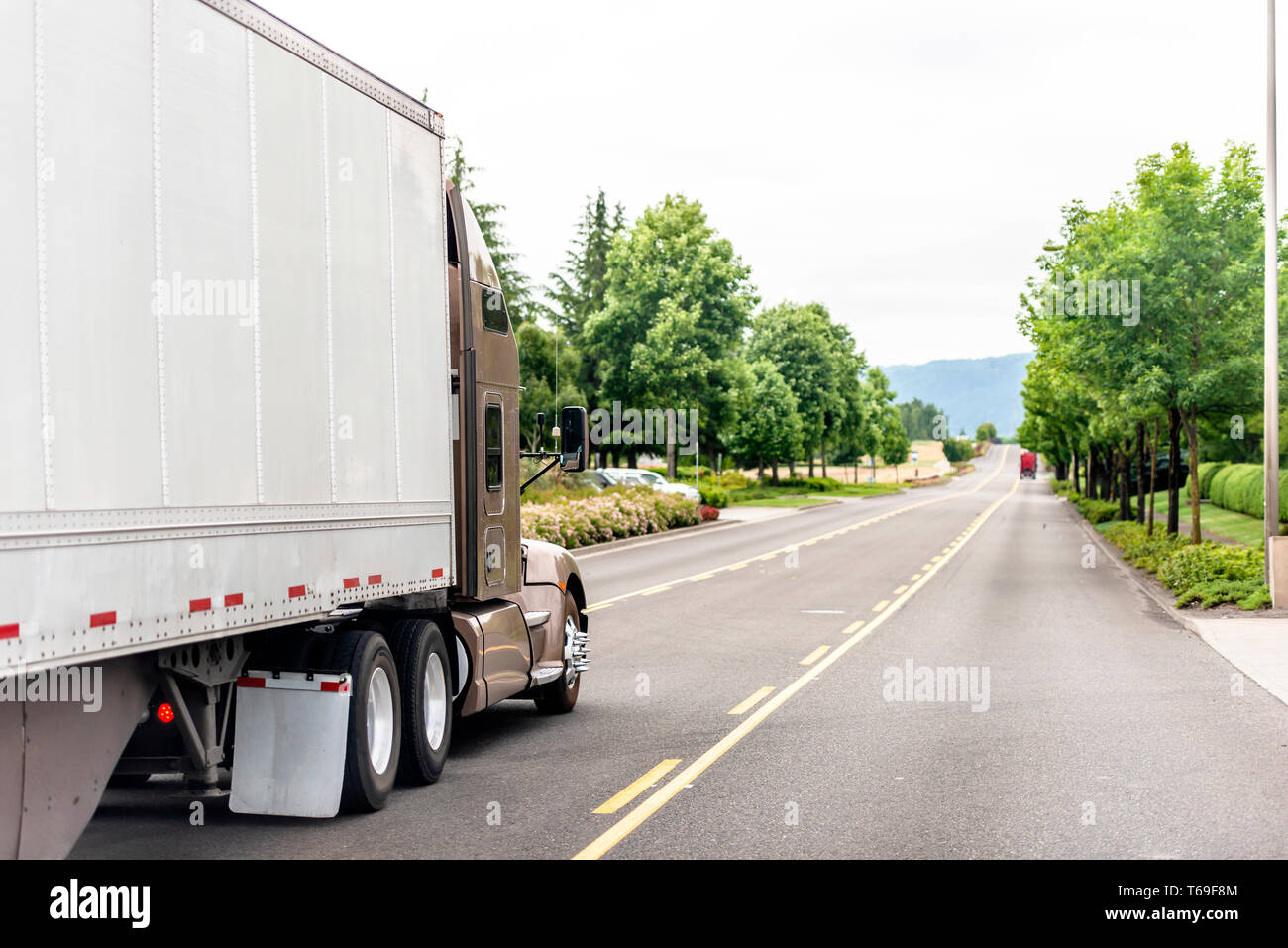 Braun hochwertiger kommerzieller Güterverkehr zuverlässige Classic Big Rig Long Haul Semi Truck Transport von kommerziellen Ladung in Auflieger auf t Stockfoto