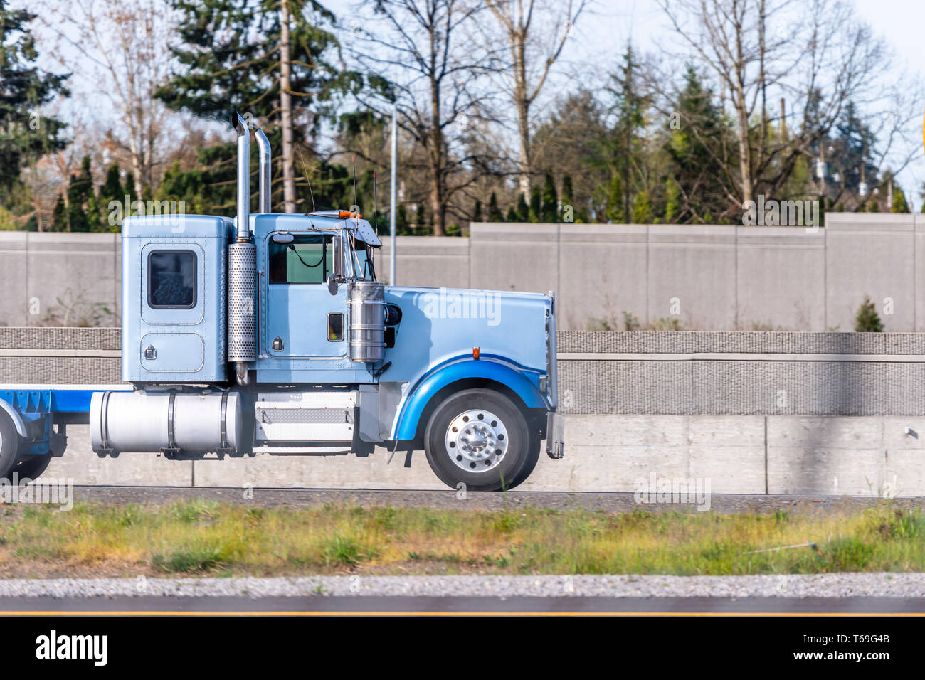 Profil von Industrial Grade Güterverkehr Big Rig blue Semi Truck Traktor mit Kabine und kleinen schlafen Fach hinter, die auf dem R Stockfoto
