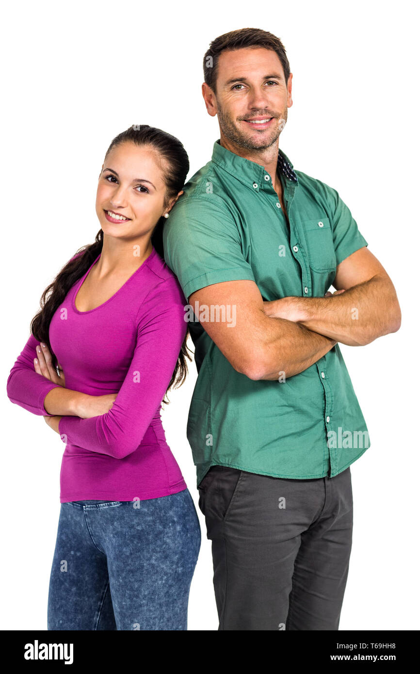 Lächelnde paar stehen Rücken an Rücken mit Arme gekreuzt, in die Kamera schaut Stockfoto
