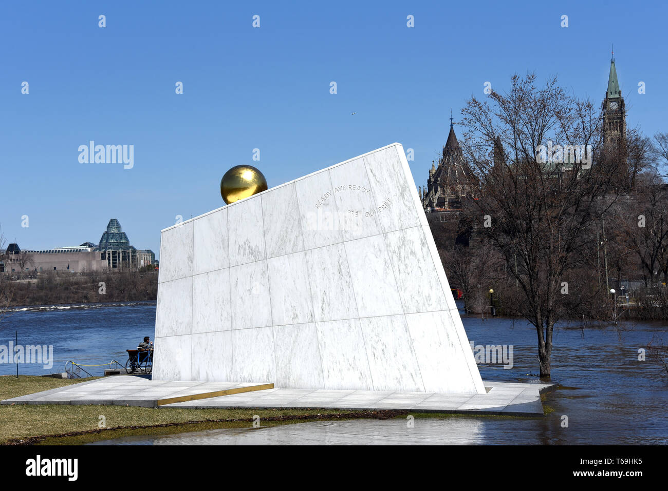 Ottawa, Kanada - 28. April 2019: Die Royal Canadian Navy Denkmal am Richmond Landung zeigt die Auswirkungen von Überschwemmungen betroffen hat eine Menge Stockfoto