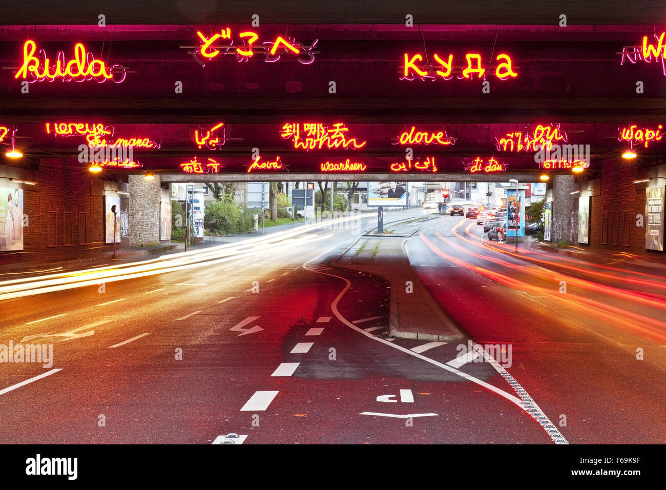 Wohin/Woher beleuchtete Brücke, KunstLichtTore, Bochum, Nordrhein-Westfalen, Deutschland, Europa Stockfoto