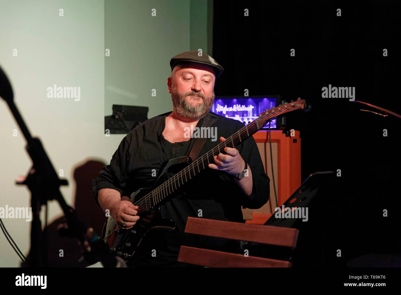 Laurent Hestin (Gitarre) im Konzert mit Ravy Magnifique im Maison Du  Passeur, Frankreich. Credit: Veronique Phitoussi/Alamy Stock Foto  Stockfotografie - Alamy