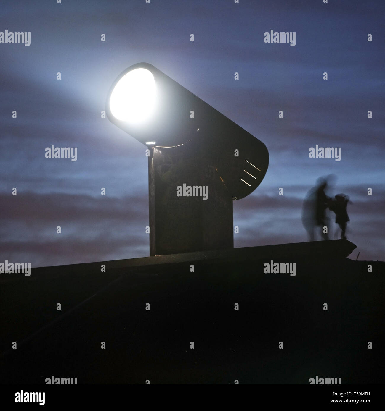 Licht Kanone auf Rungenberg Halde am Abend, Gelsenkirchen, Ruhrgebiet, Deutschland Stockfoto