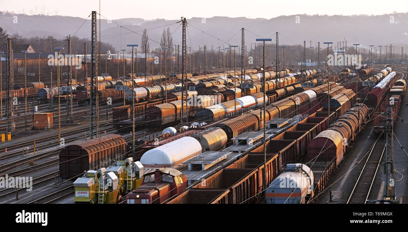 Zug Bildung Hof Vorhalle, Hagen, Ruhrgebiet, Nordrhein-Westfalen, Deutschland Stockfoto