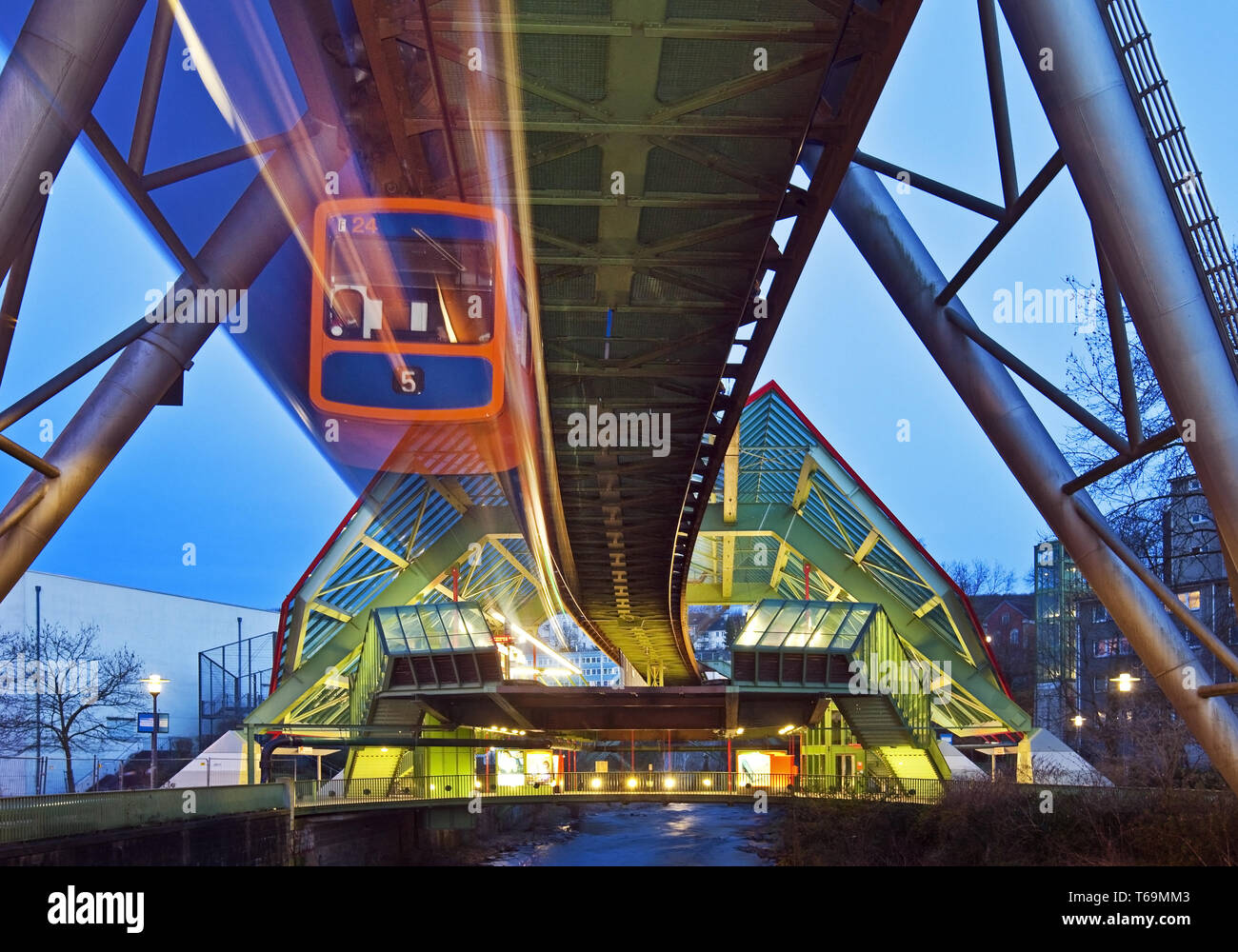 Die Wuppertaler Schwebebahn an der Station Kluse mit der Wupper, Deutschland Stockfoto