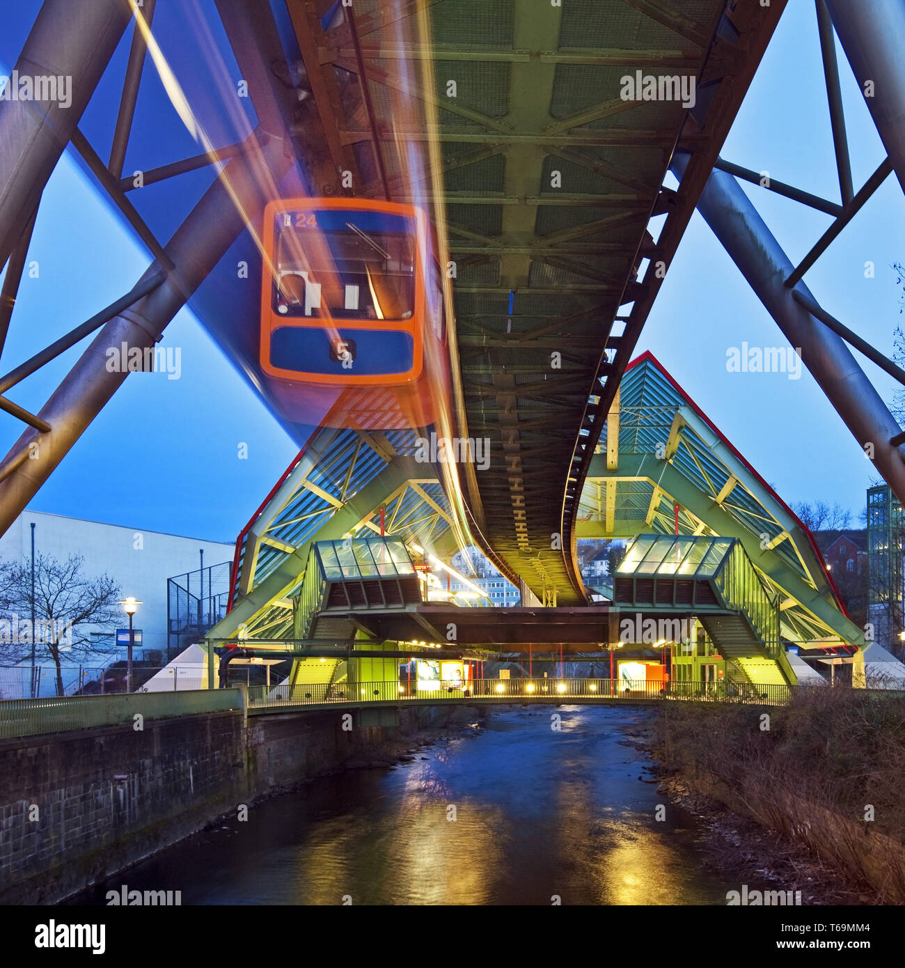 Die Wuppertaler Schwebebahn an der Station Kluse mit der Wupper, Deutschland Stockfoto