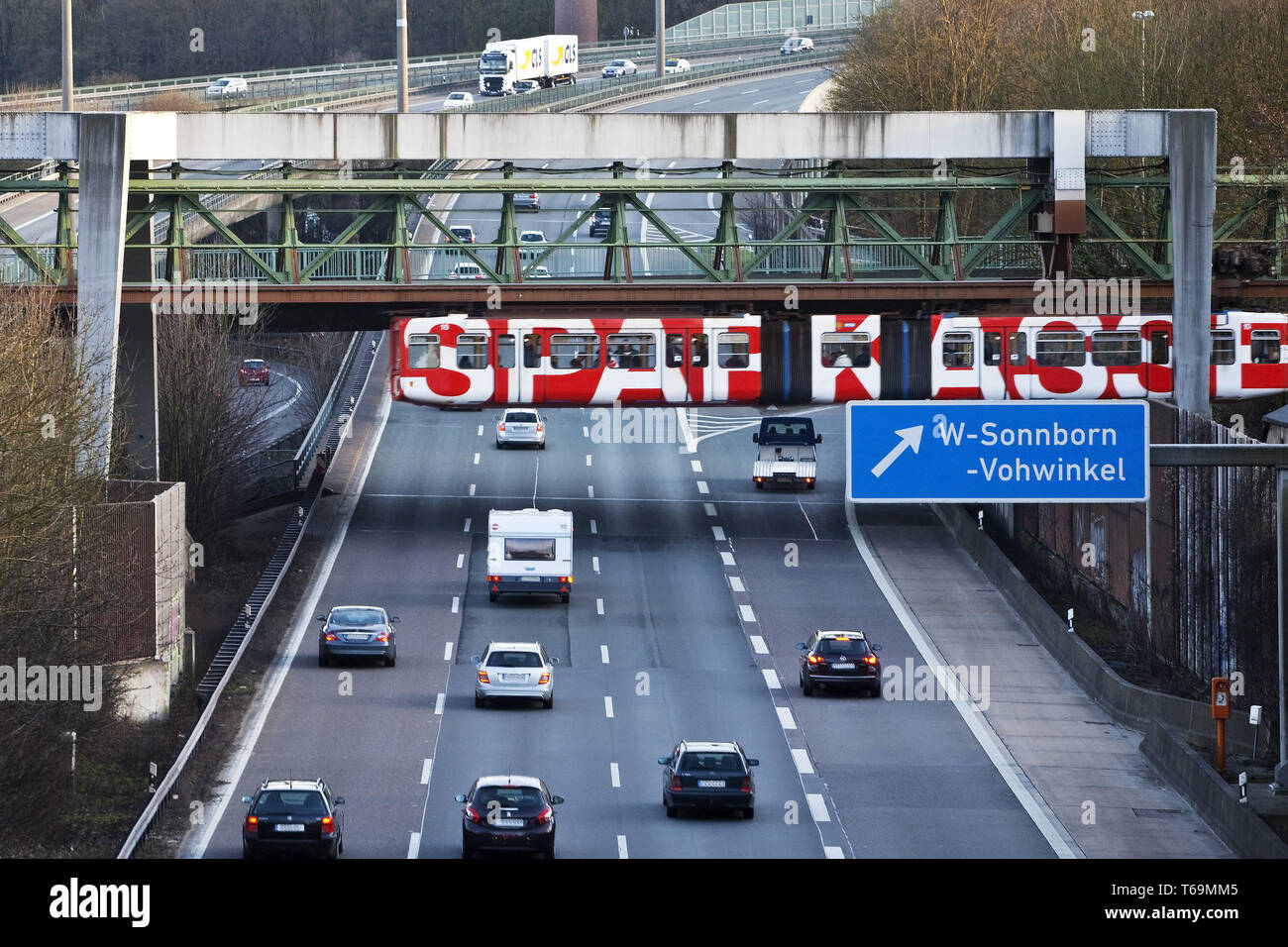 Die Wuppertaler Schwebebahn über der Autobahn A46, Wuppertal, Nordrhein-Westfalen, Deutschland Stockfoto