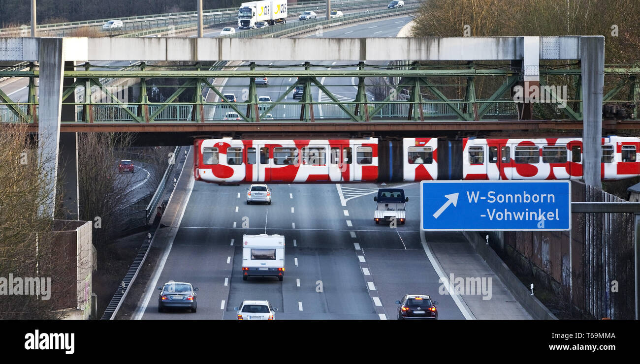 Die Wuppertaler Schwebebahn über der Autobahn A46, Wuppertal, Nordrhein-Westfalen, Deutschland Stockfoto