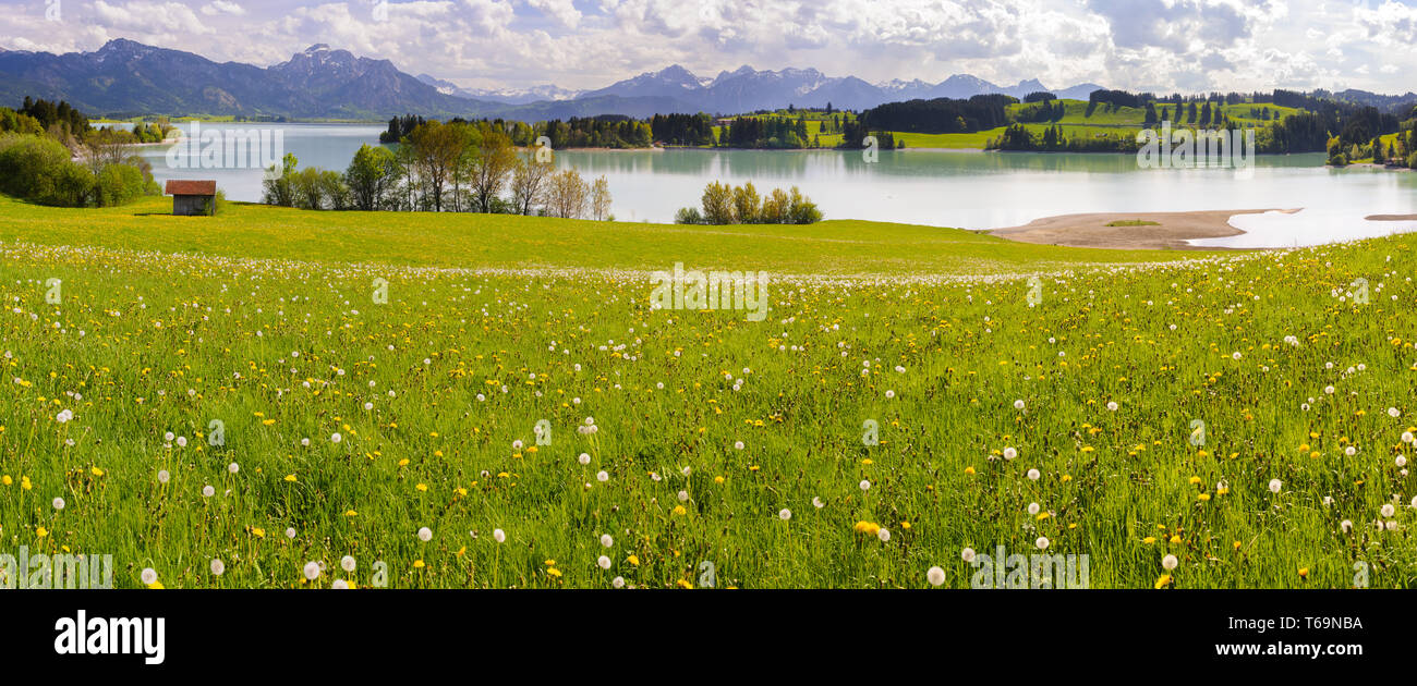 Breites panorama Landschaften in Bayern mit Blick auf den See und die Berge Stockfoto