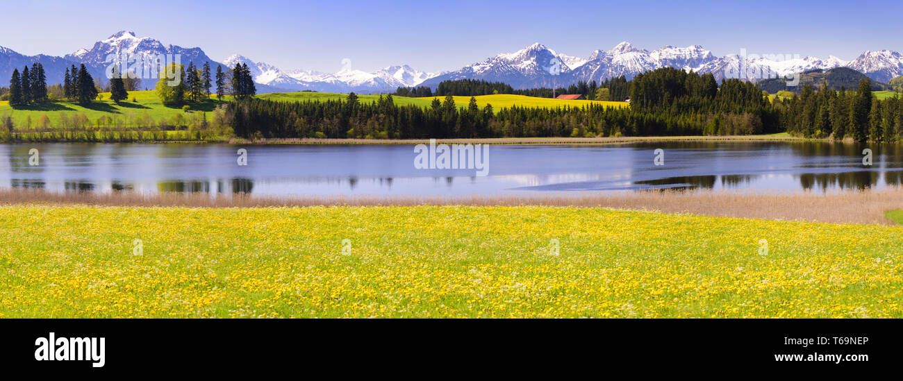 Breites panorama Landschaften in Bayern mit Blick auf den See und die Berge Stockfoto