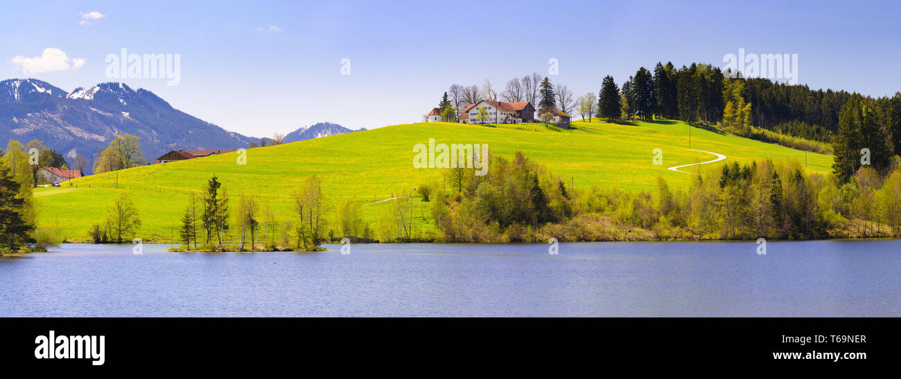 Breites panorama Landschaften in Bayern mit Blick auf den See und die Berge Stockfoto