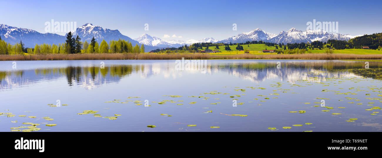 Breites panorama Landschaften in Bayern mit Blick auf den See und die Berge Stockfoto