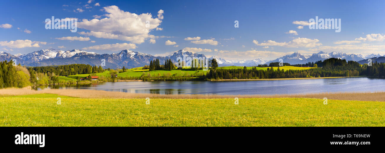 Breites panorama Landschaften in Bayern mit Blick auf den See und die Berge Stockfoto