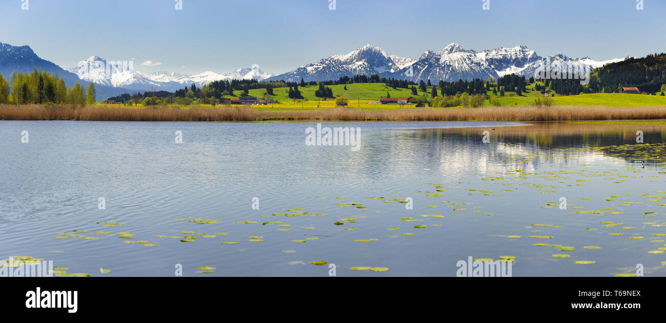 Breites panorama Landschaften in Bayern mit Blick auf den See und die Berge Stockfoto