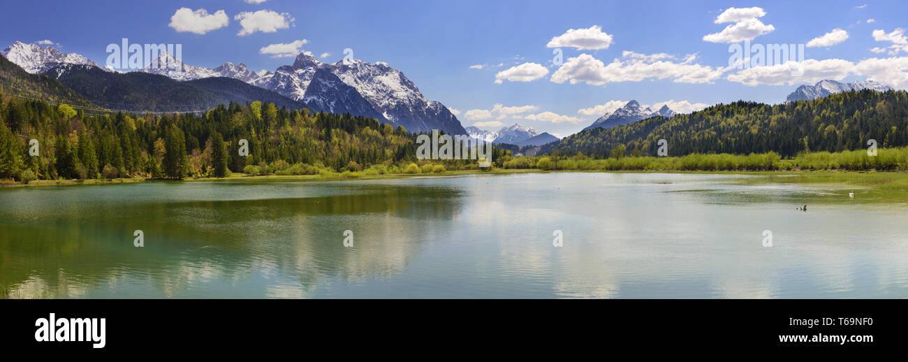 Breites panorama Landschaften in Bayern mit Blick auf den See und die Berge Stockfoto