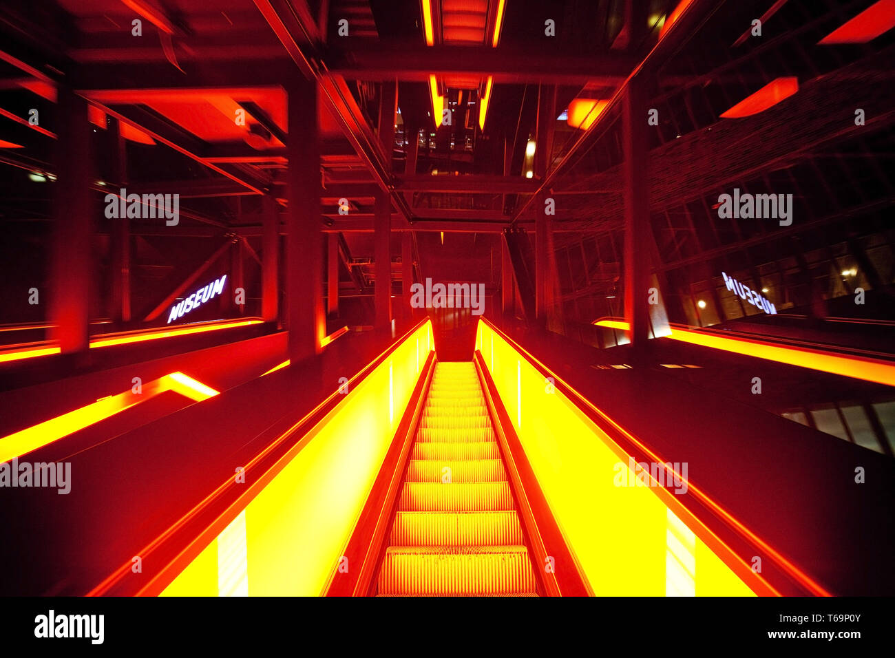 Beleuchtete Gangway zu Ruhr Museum, Zollverein, Ruhrgebiet, Nordrhein - Westfalen, Deutschland Stockfoto