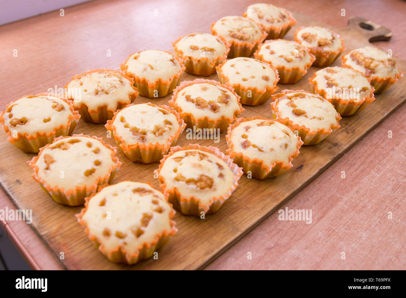 Achtzehn frisch gebackene Muffins gefüllt mit gekochte Kondensmilch Stockfoto