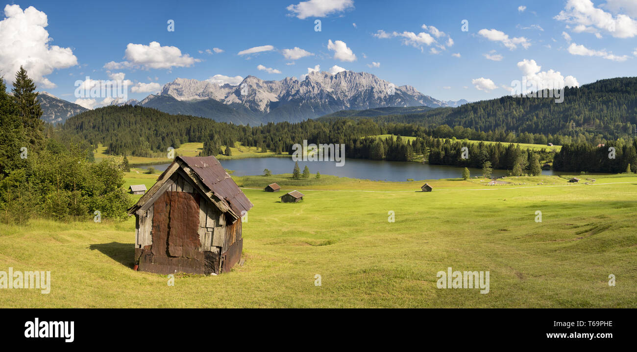 Breites panorama Landschaften in Bayern mit Alpen Berge und See Stockfoto