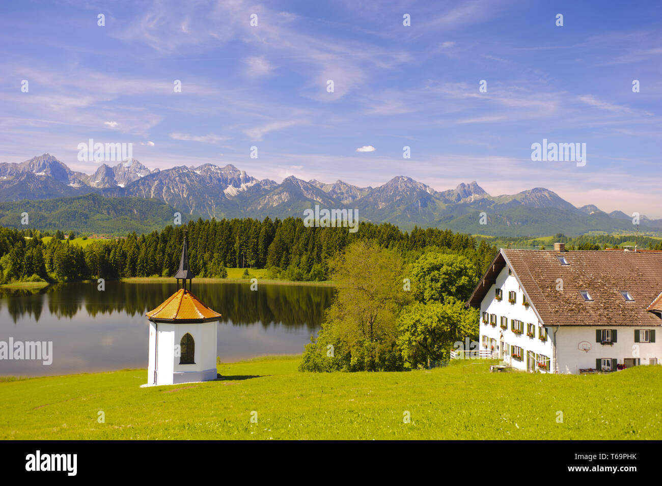 Breites panorama Landschaften in Bayern mit Bergen und Farm House Stockfoto
