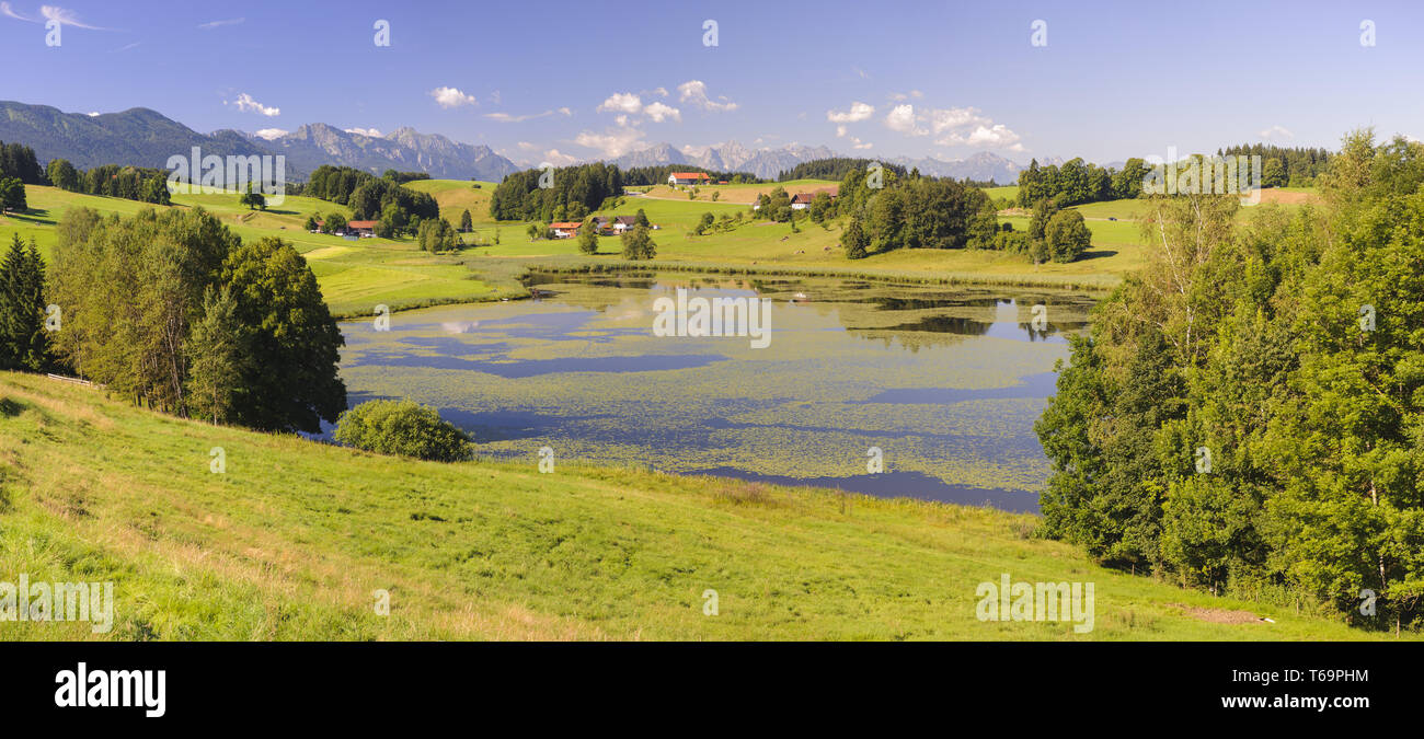 Breites panorama Landschaften in Bayern mit Blick auf den See und die Alpen Stockfoto
